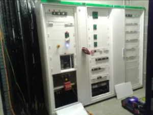 Armoire électrique Schneider Electric avec disjoncteurs et câblage industriel en local technique.