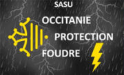 Logo SASU Occitanie Protection Foudre sur fond d'orage avec éclair jaune et croix occitane stylisée.